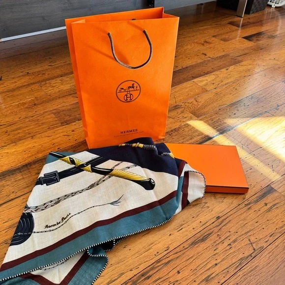 Hermes Cashmere Blend Giant Triangle - Picture 5 of 7